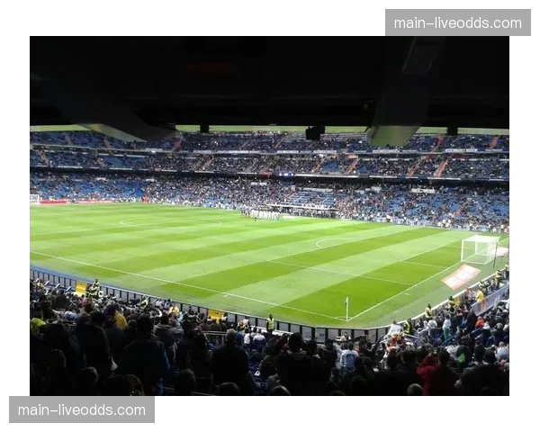 特写：在伯纳乌的“第二现场”酒吧，球迷通过手机APP参与实时进球预测竞猜