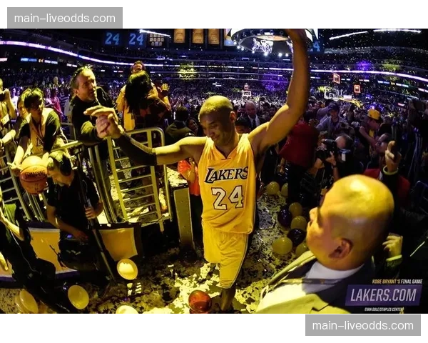 终场哨响,老将帕耶与南特球迷挥手告别,疑似赛季末退役