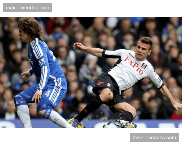 雨中激战，诺丁汉森林门将球衣在比赛中意外撕裂